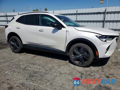 Czwarte zdjęcie samochodu z boku: 2023 BUICK ENVISION ESSENCE VIN:LRBFZNR48PD126983 - miniatura