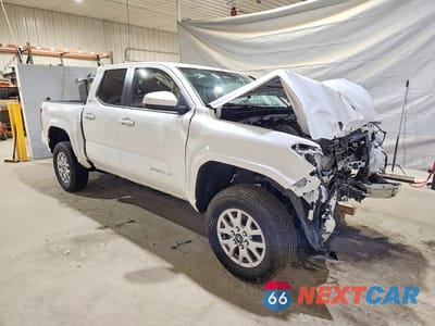 Czwarte zdjęcie samochodu z boku: 2025 TOYOTA TACOMA SR5 VIN:3TMLB5JN6SM095002 - miniatura