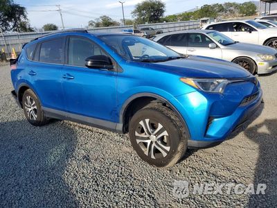Czwarte zdjęcie samochodu z boku: 2018 TOYOTA RAV4 LE VIN:JTMZFREVXJJ181215 - miniatura