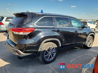 Trzecie zdjęcie samochodu z tyłu: 2019 TOYOTA HIGHLANDER XLE VIN:5TDJZRFHXKS573838 - miniatura