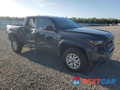 Czwarte zdjęcie samochodu z boku: 2024 TOYOTA TACOMA SR5 VIN:3TMKB5FN0RM016745 - miniatura