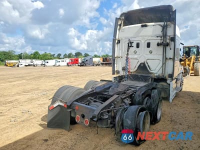 Czwarte zdjęcie samochodu z boku: 2014 FREIGHTLINER CASCADIA 125 SEMI TRUCK VIN:1FUJGLDV1ELFV4303 - miniatura