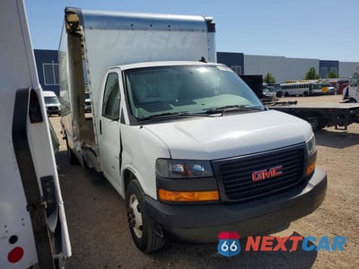 Czwarte zdjęcie samochodu z boku: 2023 GMC SAVANA BOX TRUCK VIN:7GZ37TC70PN008618 - miniatura