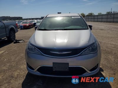 Piąte zdjęcie samochodu w środku: 2017 CHRYSLER PACIFICA TOURING L VIN:2C4RC1BG5HR543912 - miniatura