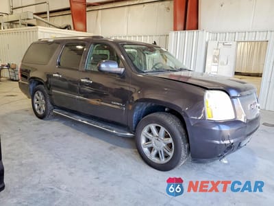 Czwarte zdjęcie samochodu z boku: 2010 GMC YUKON XL DENALI VIN:1GKUKMEF2AR245156 - miniatura
