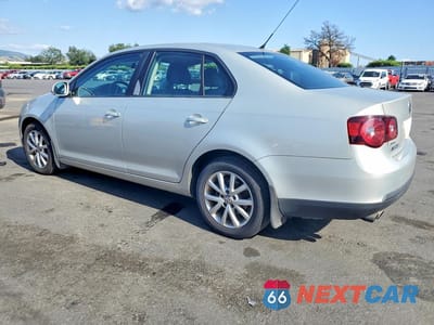 Drugie zdjęcie samochodu z przodu: 2010 VOLKSWAGEN JETTA SE VIN:3VWRZ7AJ3AM125597 - miniatura