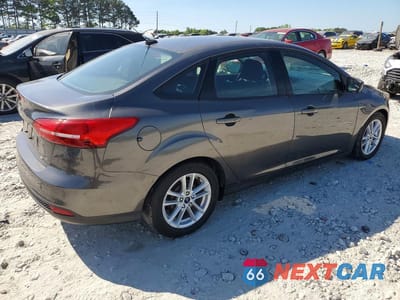 Trzecie zdjęcie samochodu z tyłu: 2018 FORD FOCUS SE VIN:1FADP3F23JL207320 - miniatura