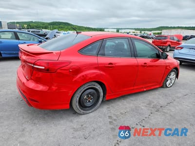 Trzecie zdjęcie samochodu z tyłu: 2016 FORD FOCUS SE VIN:1FADP3F29GL261357 - miniatura
