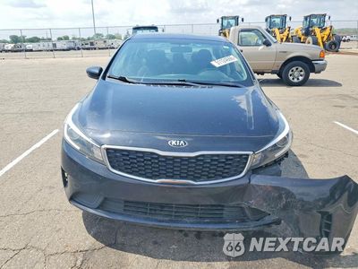 Piąte zdjęcie samochodu w środku: 2018 KIA FORTE LX VIN:3KPFK4A79JE254631 - miniatura