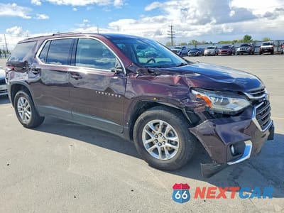 Czwarte zdjęcie samochodu z boku: 2021 CHEVROLET TRAVERSE LT VIN:1GNERGKW4MJ133101 - miniatura