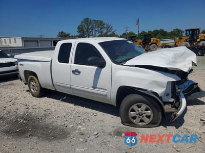 Czwarte zdjęcie samochodu z boku: 2010 CHEVROLET SILVERADO K1500 LT VIN:1GCSKSE32AZ115987 - miniatura