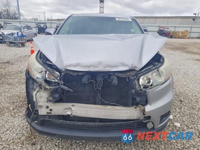 Piąte zdjęcie samochodu w środku: 2016 TOYOTA HIGHLANDER LE VIN:5TDBKRFH9GS297345 - miniatura