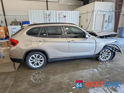 Trzecie zdjęcie samochodu z tyłu: 2015 BMW X1 XDRIVE28I VIN:WBAVL1C50FVY27001 - miniatura