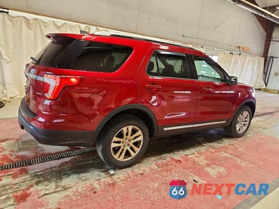 Trzecie zdjęcie samochodu z tyłu: 2019 FORD EXPLORER XLT VIN:1FM5K8D85KGA05716 - miniatura
