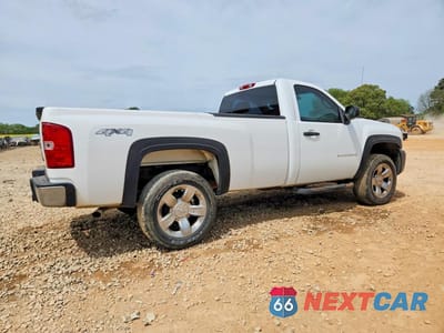 Trzecie zdjęcie samochodu z tyłu: 2011 CHEVROLET SILVERADO K1500 VIN:1GCNKPE04BZ325363 - miniatura