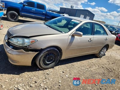 2005 TOYOTA CAMRY LE 4T1BE32K35U950763 - główne zdjęcie licytacji z USA - miniatura