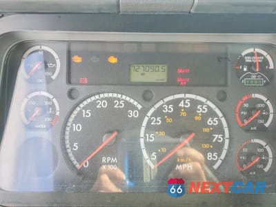 Zdjęcie 8 z 10 samochodu: 2014 FREIGHTLINER CASCADIA SEMI TRUCK VIN:1FUBGEDV4ELFW8390 - miniatura