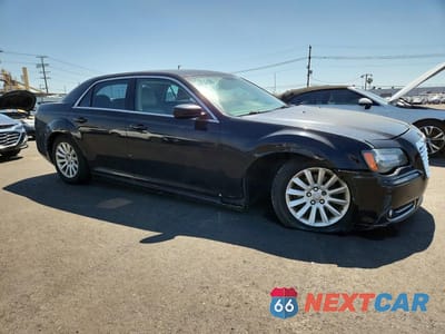 Czwarte zdjęcie samochodu z boku: 2013 CHRYSLER 300 VIN:2C3CCAAGXDH723110 - miniatura