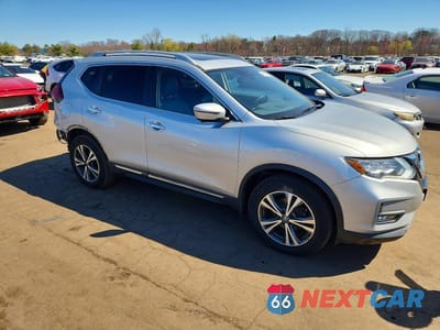 Czwarte zdjęcie samochodu z boku: 2018 NISSAN ROGUE S VIN:5N1AT2MV8JC846319 - miniatura