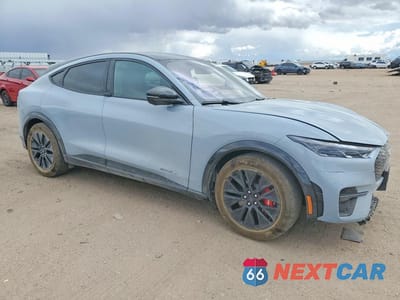 Czwarte zdjęcie samochodu z boku: 2025 FORD MUSTANG MACH-E PREMIUM VIN:3FMTK3R45SMA15166 - miniatura