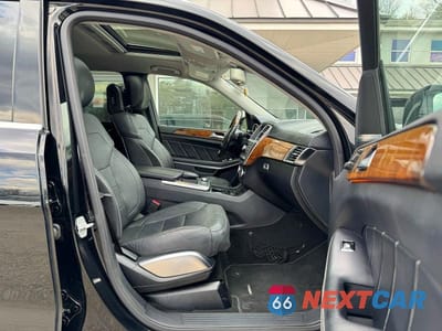 Piąte zdjęcie samochodu w środku: 2015 MERCEDES-BENZ GL 550 4MATIC VIN:4JGDF7DE1FA508457 - miniatura