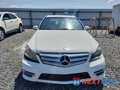 Piąte zdjęcie samochodu w środku: 2013 MERCEDES-BENZ C 250 VIN:WDDGF4HB8DA810184 - miniatura