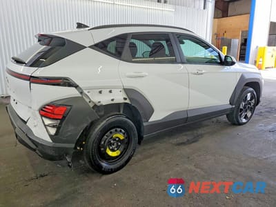 Trzecie zdjęcie samochodu z tyłu: 2025 HYUNDAI KONA SEL VIN:KM8HBCAB9SU336882 - miniatura