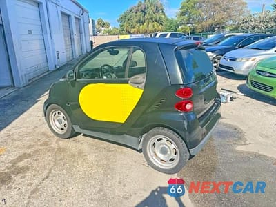 Trzecie zdjęcie samochodu z tyłu: 2011 SMART FORTWO PURE VIN:WMEEJ3BA7BK427517 - miniatura