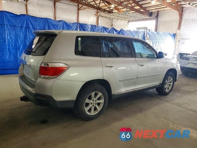 Trzecie zdjęcie samochodu z tyłu: 2013 TOYOTA HIGHLANDER BASE VIN:5TDBK3EH9DS197045 - miniatura