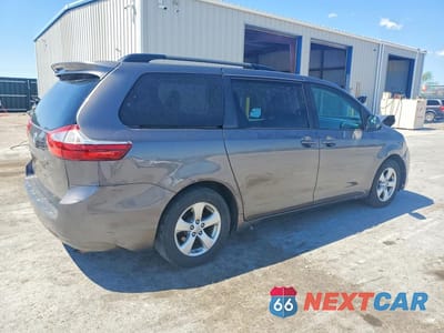 Trzecie zdjęcie samochodu z tyłu: 2016 TOYOTA SIENNA LE 8-PASSENGER VIN:5TDKK3DC6GS699022 - miniatura