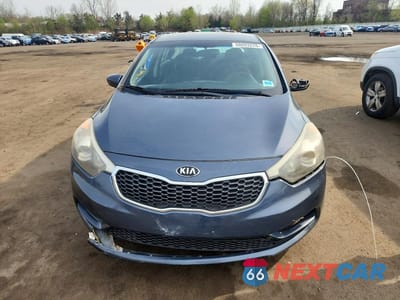 Piąte zdjęcie samochodu w środku: 2016 KIA FORTE LX VIN:KNAFK4A6XG5492920 - miniatura