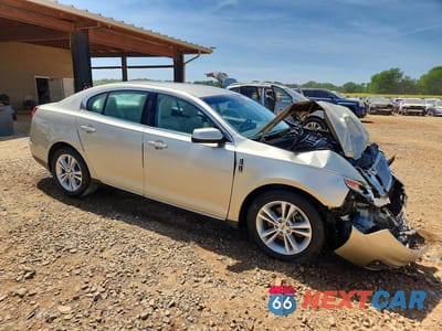 Czwarte zdjęcie samochodu z boku: 2011 LINCOLN MKS VIN:1LNHL9DR5BG601028 - miniatura