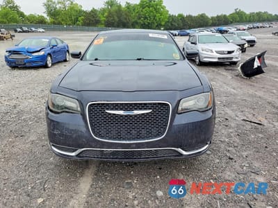Piąte zdjęcie samochodu w środku: 2017 CHRYSLER 300 LIMITED VIN:2C3CCAAG3HH577655 - miniatura