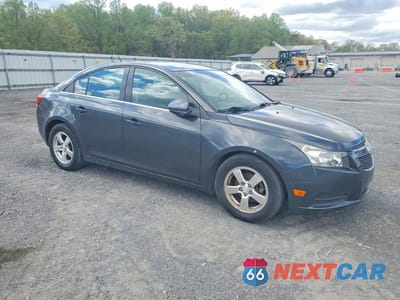 Czwarte zdjęcie samochodu z boku: 2013 CHEVROLET CRUZE LT VIN:1G1PC5SB2D7235457 - miniatura