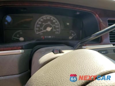 Zdjęcie 9 z 12 samochodu: 2003 LINCOLN TOWN CAR SIGNATURE VIN:1LNHM82W53Y613398 - miniatura