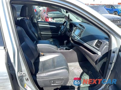 Piąte zdjęcie samochodu w środku: 2018 TOYOTA HIGHLANDER HYBRID XLE VIN:5TDJGRFH6JS050207 - miniatura