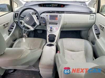 Zdjęcie 8 z 13 samochodu: 2012 TOYOTA PRIUS FOUR VIN:JTDKN3DU1C1581919 - miniatura