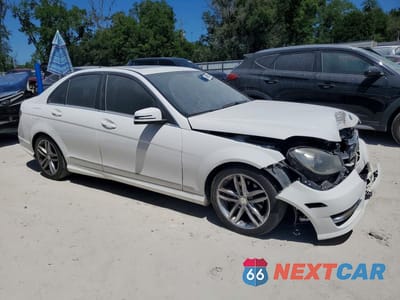 Czwarte zdjęcie samochodu z boku: 2013 MERCEDES-BENZ C 250 VIN:WDDGF4HB8DA777090 - miniatura
