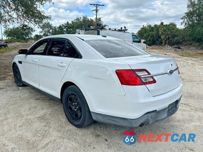 Trzecie zdjęcie samochodu z tyłu: 2018 FORD TAURUS POLICE INTERCEPTOR VIN:1FAHP2MK1JG125643 - miniatura