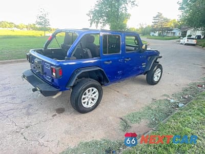 Czwarte zdjęcie samochodu z boku: 2018 JEEP WRANGLER UNLIMITED SPORT VIN:1C4HJXDG5JW273787 - miniatura