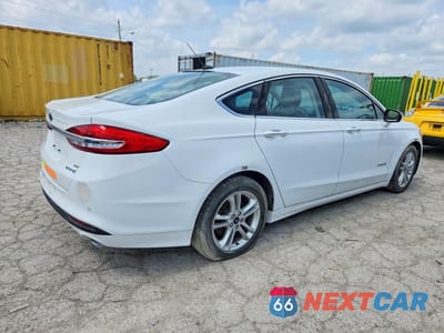 Trzecie zdjęcie samochodu z tyłu: 2018 FORD FUSION SE HYBRID VIN:3FA6P0LU0JR271278 - miniatura