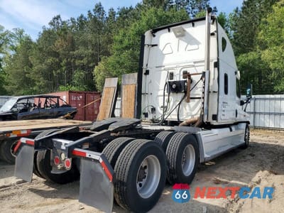 Czwarte zdjęcie samochodu z boku: 2011 FREIGHTLINER CASCADIA 125 SEMI TRUCK VIN:1FUJGLDR6BLAZ4649 - miniatura