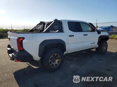 Trzecie zdjęcie samochodu z tyłu: 2024 TOYOTA TACOMA TRAILHUNTER HV VIN:3TYLF5LN5RT009386 - miniatura