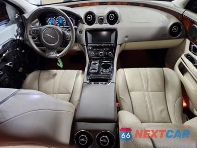 Zdjęcie 8 z 13 samochodu: 2017 JAGUAR XJ VIN:SAJWJ1CD6H8W03934 - miniatura