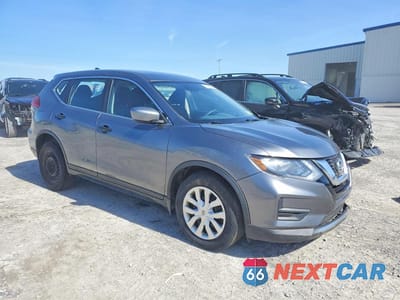 Czwarte zdjęcie samochodu z boku: 2017 NISSAN ROGUE S VIN:KNMAT2MV1HP527920 - miniatura