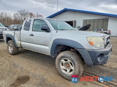 Czwarte zdjęcie samochodu z boku: 2011 TOYOTA TACOMA V6 VIN:5TFUU4EN0BX002116 - miniatura