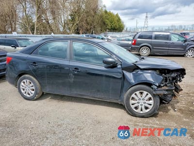 Czwarte zdjęcie samochodu z boku: 2013 KIA FORTE LX VIN:KNAFT4A21D5660241 - miniatura
