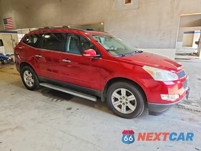 Czwarte zdjęcie samochodu z boku: 2012 CHEVROLET TRAVERSE LT VIN:1GNKVGED0CJ124824 - miniatura