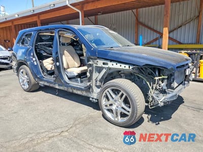 Czwarte zdjęcie samochodu z boku: 2016 MERCEDES-BENZ GL 550 4MATIC VIN:4JGDF7DE4GA642297 - miniatura