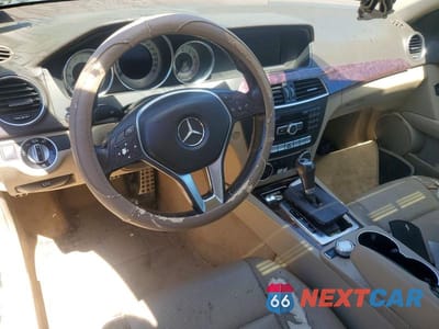 Zdjęcie 8 z 12 samochodu: 2013 MERCEDES-BENZ C 250 VIN:WDDGF4HB4DR254005 - miniatura